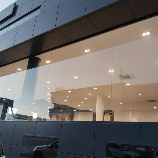 Exterior de la empresa Pinturas y Decoraciones Castillo en Valencia, fachada profesional y bien cuidada