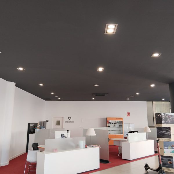 Oficina pintada en Valencia con acabados modernos y profesionales realizados por Pinturas y Decoraciones Castillo