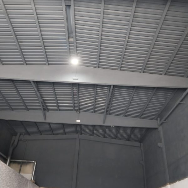 Interior de espacio industrial pintado profesionalmente en Valencia por Pinturas y Decoraciones Castillo