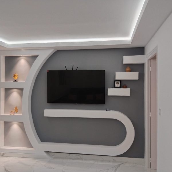 Interior de casa pintado de gris y blanco en Valencia, con un acabado moderno y elegante realizado por Pinturas y Decoraciones Castillo