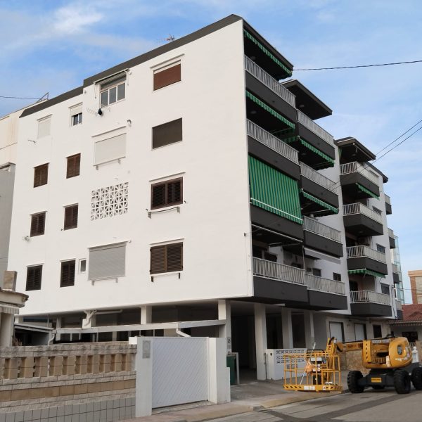 Fachada exterior de edificio pintada en colores modernos, con un acabado impecable realizado por Pinturas y Decoraciones Castillo en Valencia