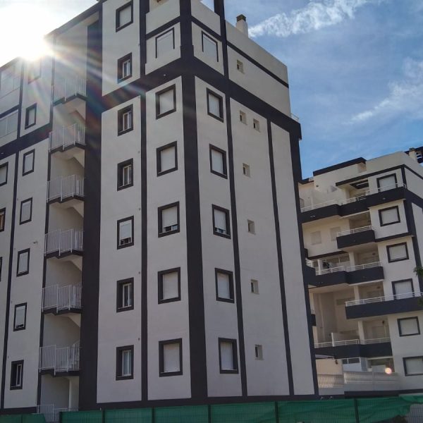 Fachada de un edificio pintado en blanco y negro, con un diseño moderno y elegante en Valencia