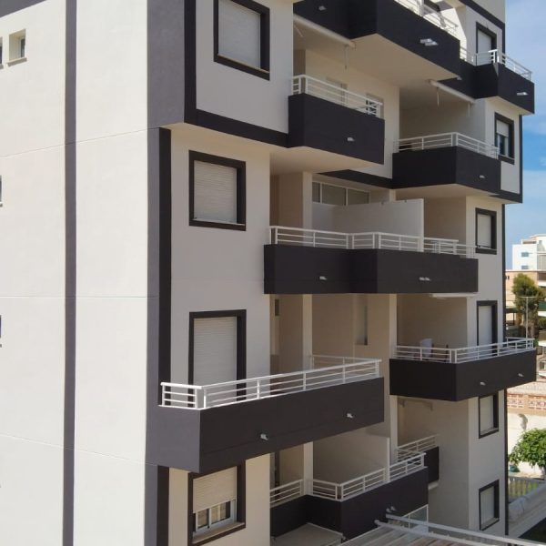 Fachada de edificio completamente pintada con acabado profesional en Valencia, realizada por Pinturas y Decoraciones Castillo