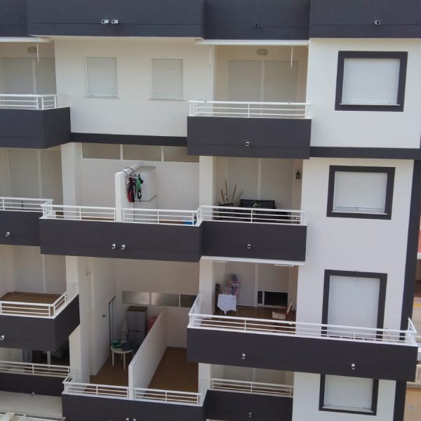 Fachada de edificio completamente pintada con acabado profesional en Valencia, realizada por Pinturas y Decoraciones Castillo