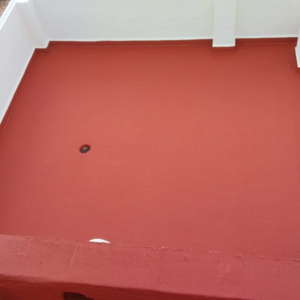Aplicación de capa impermeabilizante en terraza en Valencia para prevenir filtraciones