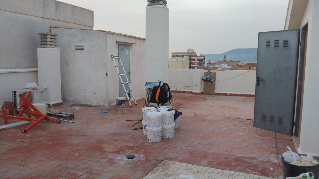 Terraza antes de la impermeabilización en Valencia, mostrando el estado inicial del espacio que necesita protección contra filtraciones y humedad.