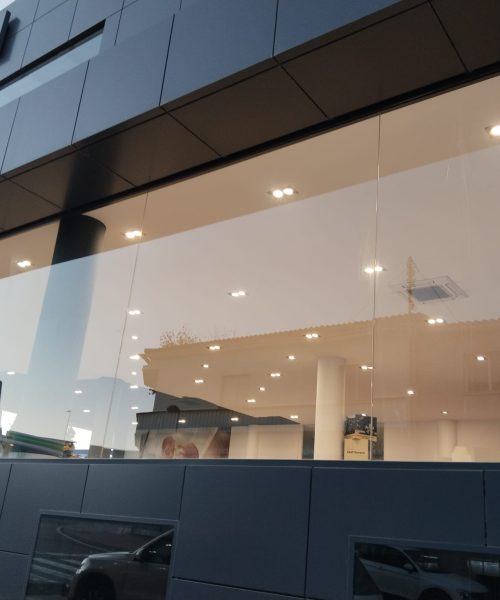 Exterior de la empresa Pinturas y Decoraciones Castillo en Valencia, fachada profesional y bien cuidada