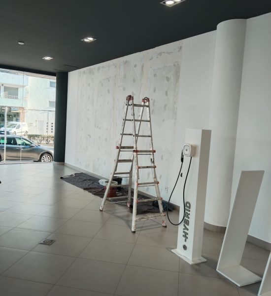 Interior industrial pintado en Valencia, mostrando un ambiente limpio y profesional con acabados de alta calidad realizados por Pinturas y Decoraciones Castillo