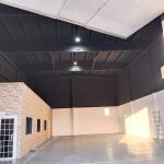 Interior de espacio industrial pintado profesionalmente en Valencia, mostrando acabado resistente y duradero