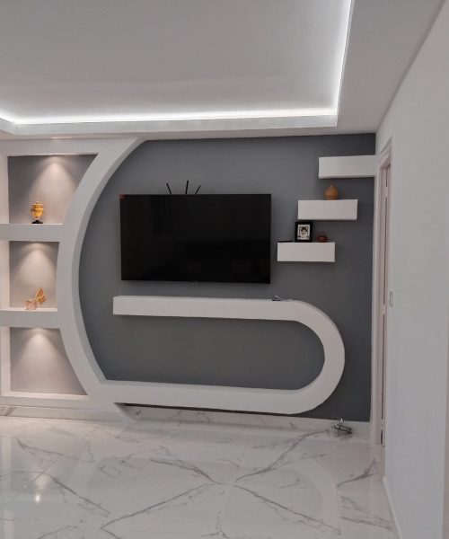 Salón interior pintado de gris y blanco en Valencia, con acabado profesional que proporciona amplitud y modernidad al espacio