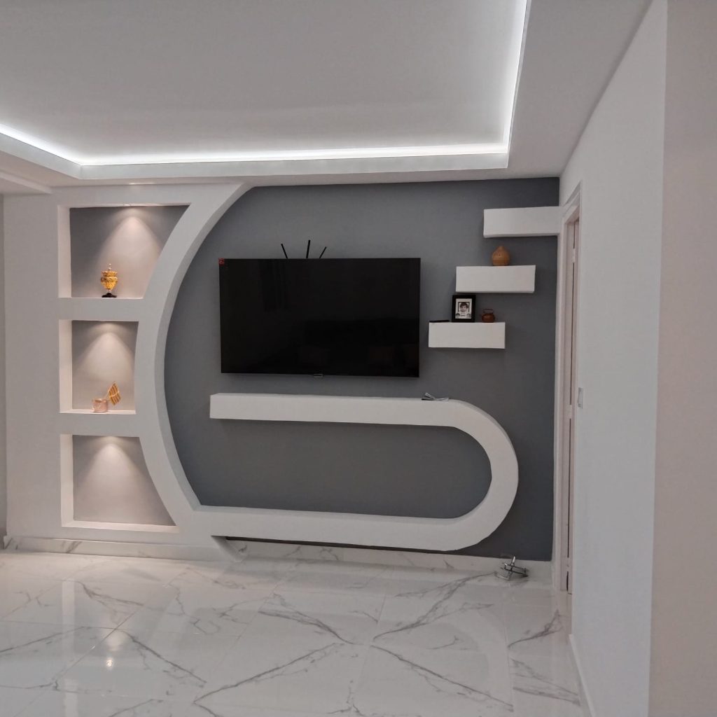 Salón interior pintado de gris y blanco en Valencia, con acabado profesional que proporciona amplitud y modernidad al espacio