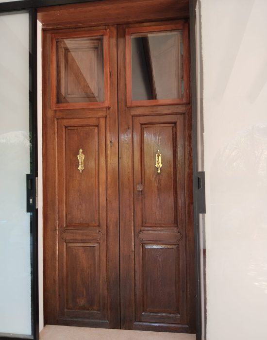 Proceso de lacado de puerta en Valencia con acabado profesional y duradero