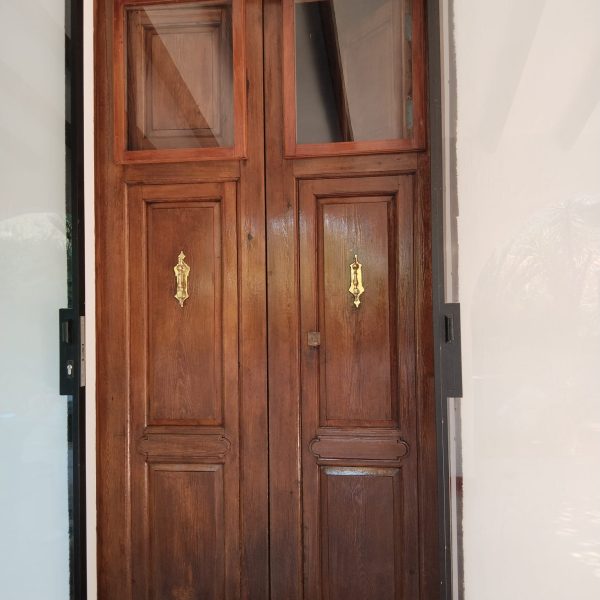 Proceso de lacado de puerta en Valencia con acabado profesional y duradero