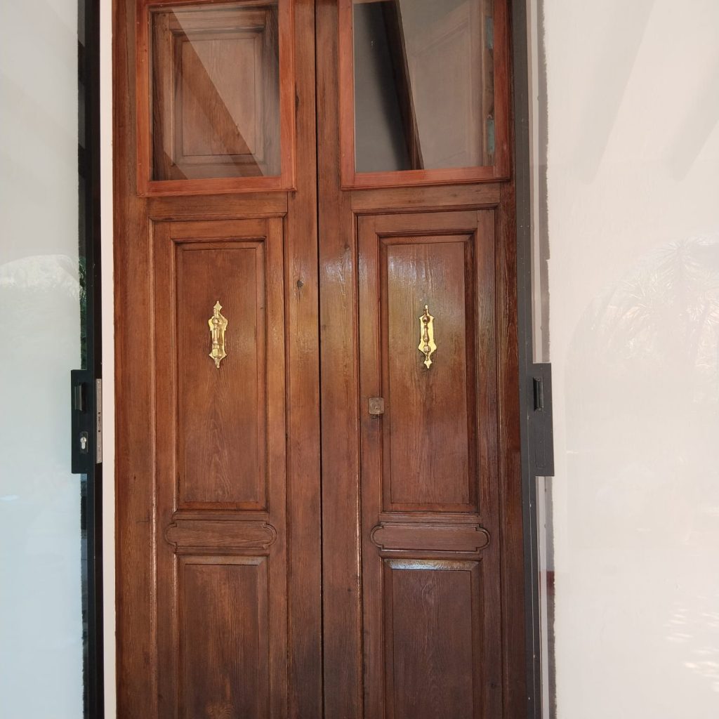 Proceso de lacado de puerta en Valencia con acabado profesional y duradero