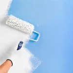 Rodillo de pintura aplicando pintura sobre una pared en Valencia